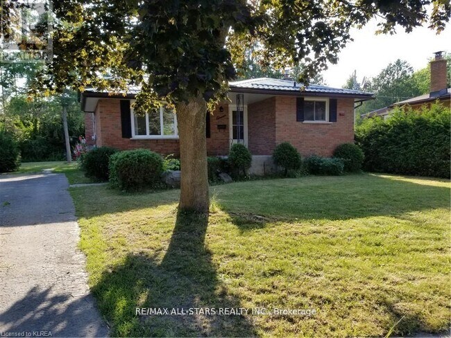 Building Photo - 11 Roselyn Ct