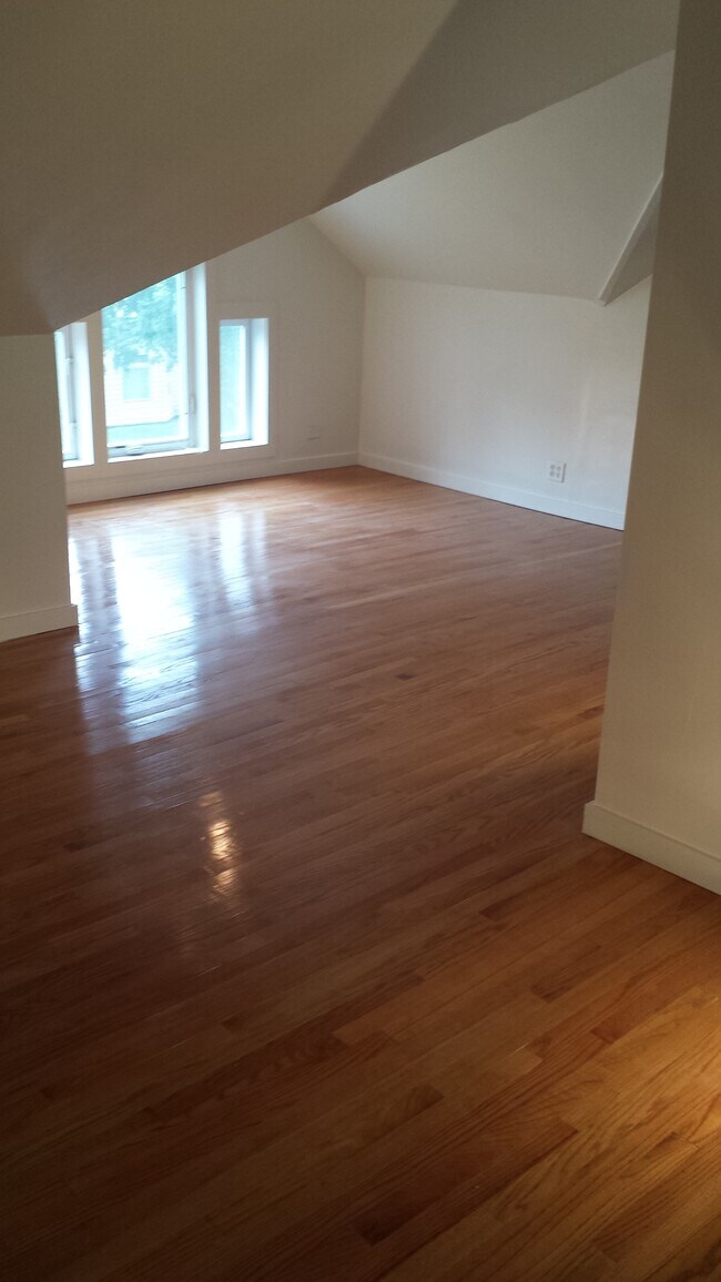 Building Photo - 308 S Elm St