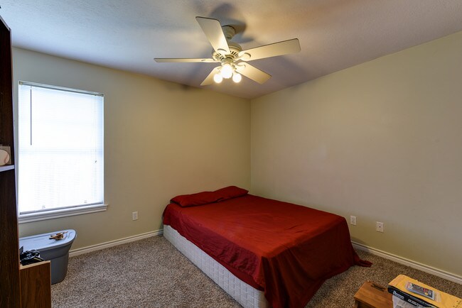 Foto del edificio - 1421 Western Oaks Ct