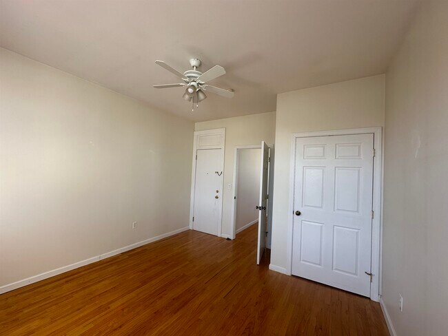 Foto del edificio - 275 Webster Ave