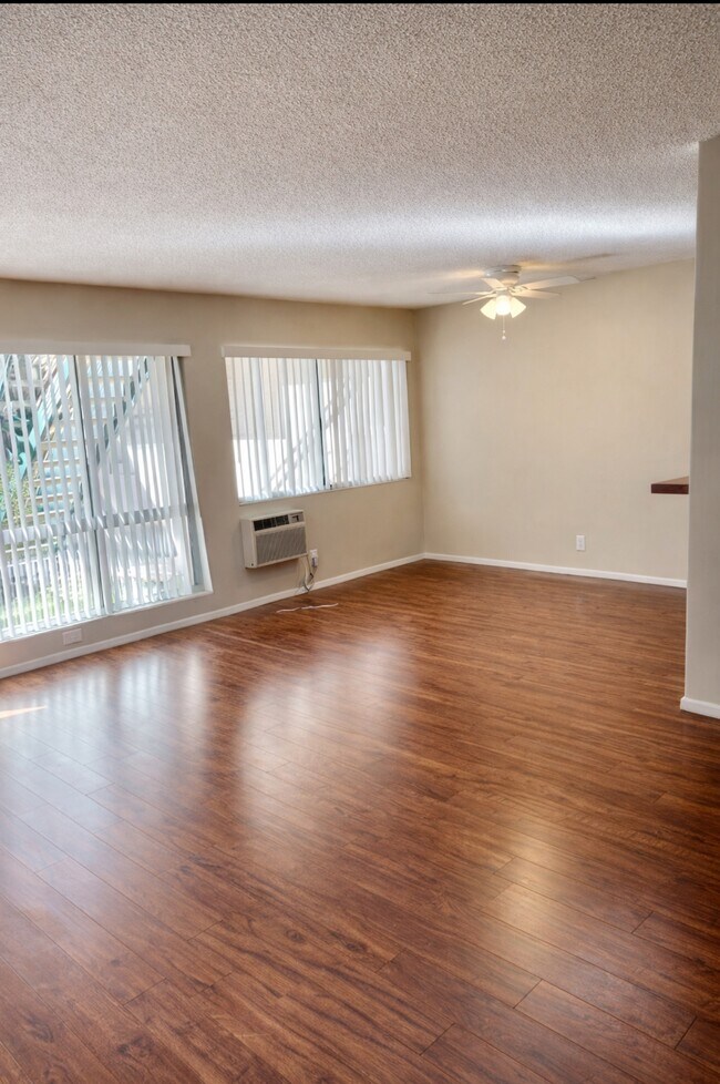 Building Photo - 351 Riverdale Dr