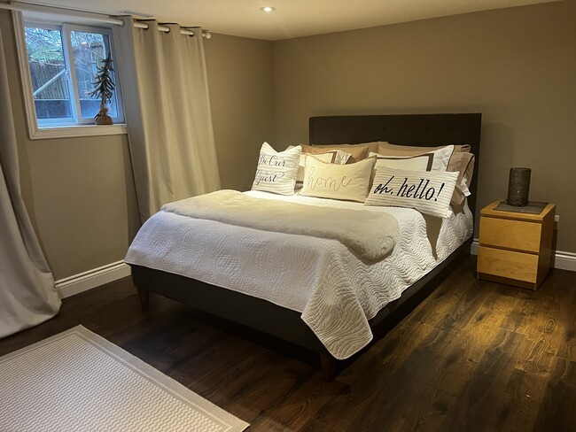 spacious bedroom queen size bed - 520 Dynes Rd