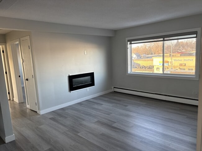 Building Photo - 12525-12118 118 Ave NW