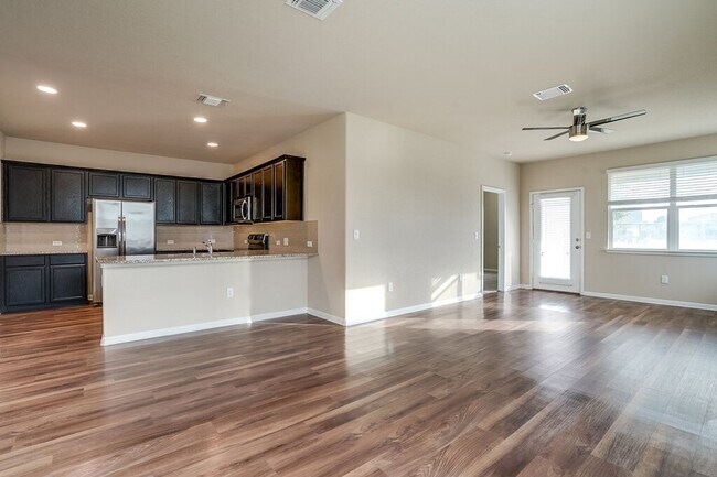 Foto del edificio - 1701 Logan Dr