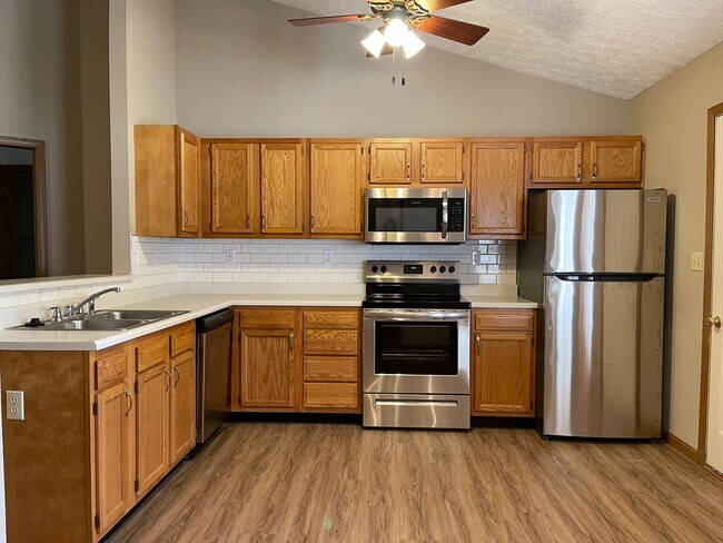 Building Photo - Beautiful 2 bedroom 2 bath duplex with 2 c...