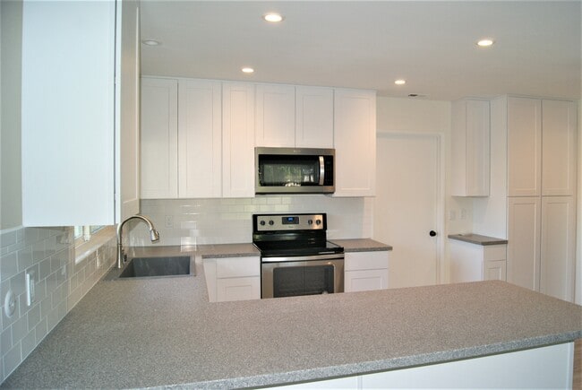Building Photo - 1064 La Reina Dr
