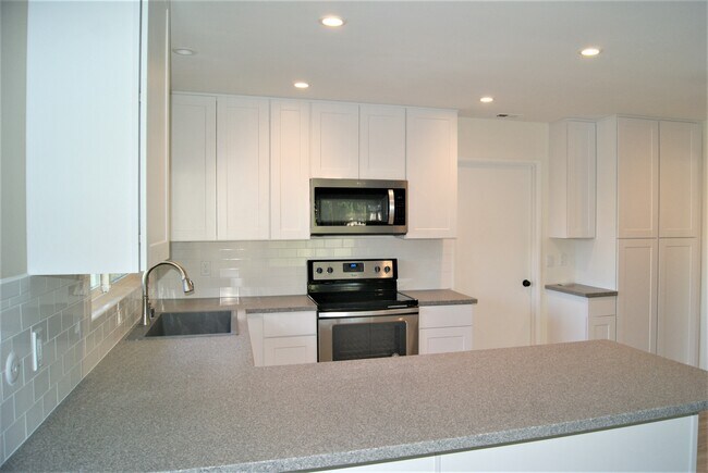 Foto del edificio - 1064 La Reina Dr