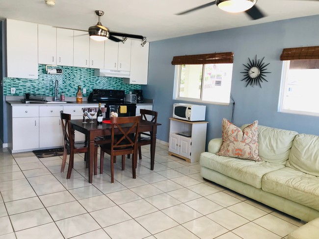 Kitchen/ dining area. - 2012 St Louis Dr