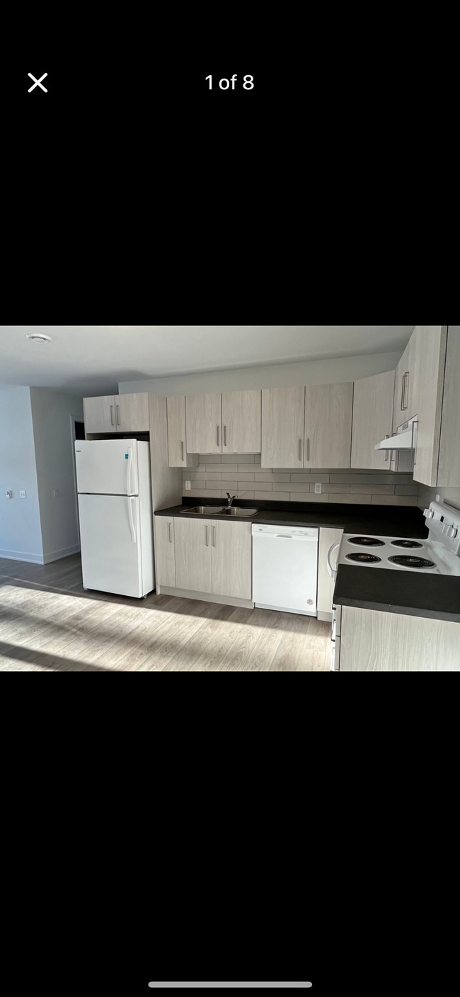 Building Photo - 987 Russell Rd N