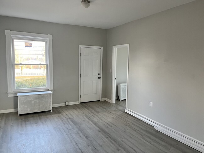 Building Photo - AVAILABLE NOW! Newly remodeled spacious 2BR!