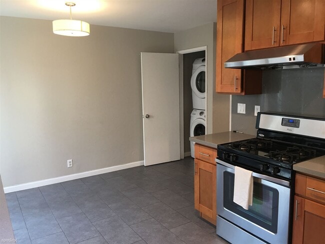 Building Photo - 2 br, 1.5 bath Townhome - 1229 West McKinl...