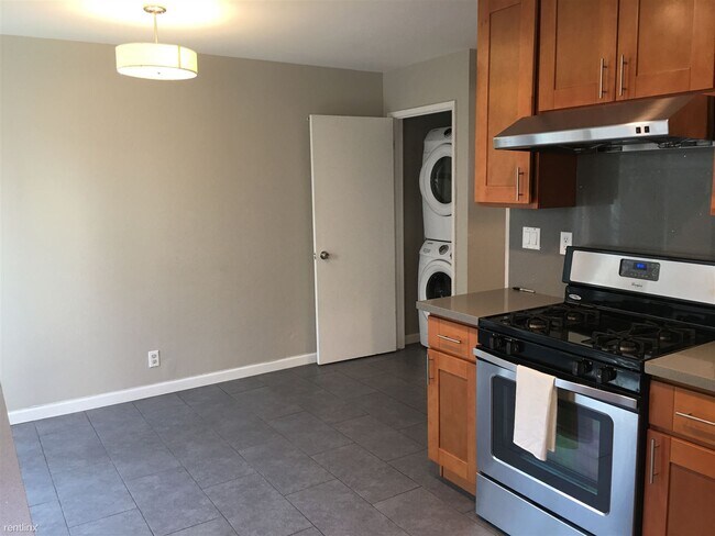 Foto del edificio - 2 br, 1.5 bath Townhome - 1229 West McKinl...
