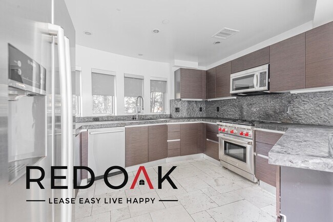 Foto del edificio - Incredible Three-Bedroom, Multi-Story with...