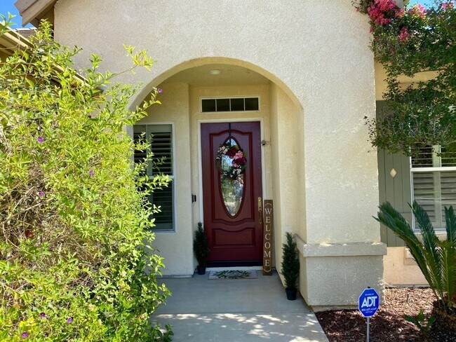 Building Photo - Stunning 4+ bedroom/3 bath, 3 Car Garage, Plus RV Parking in Clovis