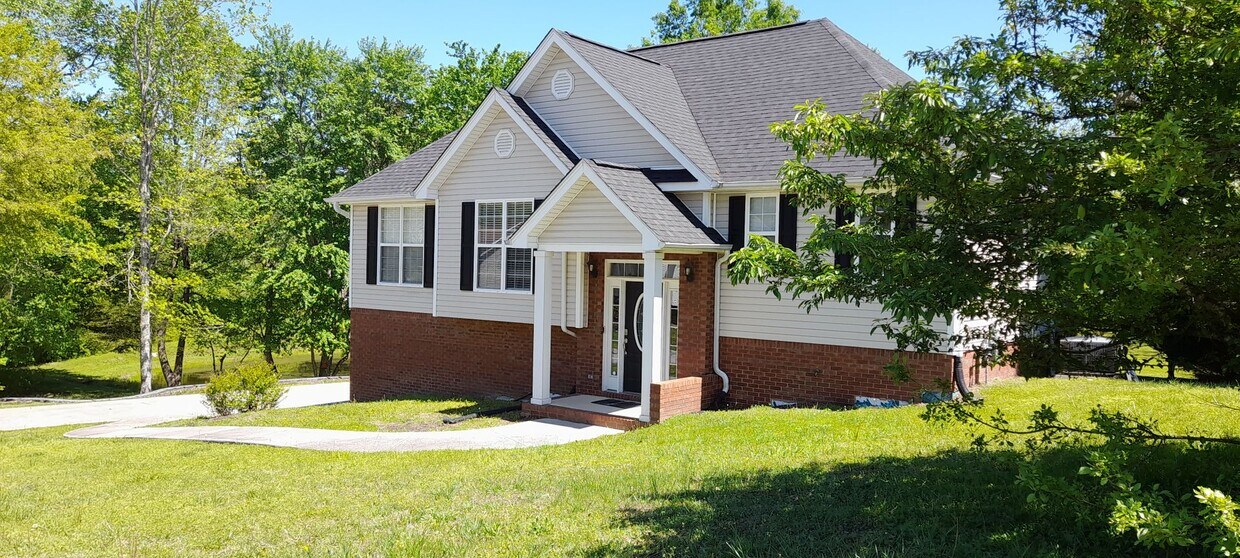 Building Photo - COMING SOON - Spacious 4 Bedroom 3 bath in...