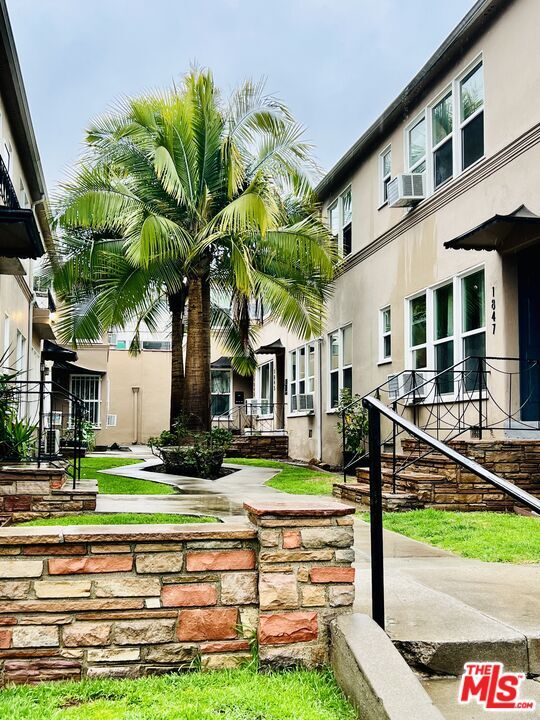 Foto del edificio - 1843 Normandie Ave