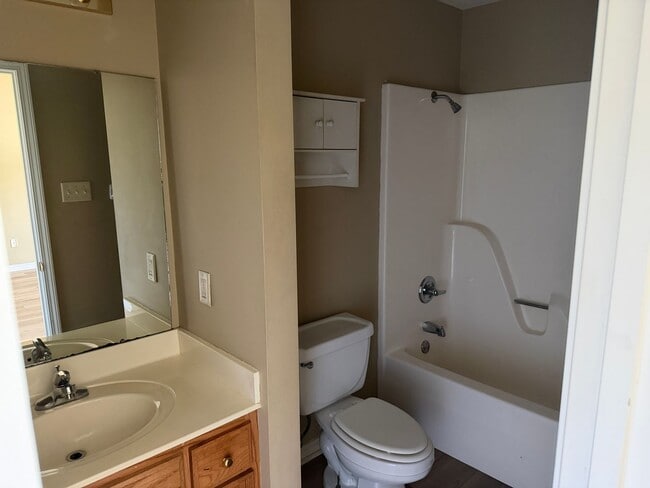 Building Photo - 2 Bed 1 Bath Duplex