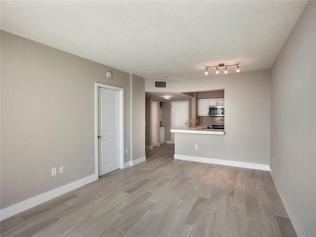 Building Photo - 1040 Seminole Dr