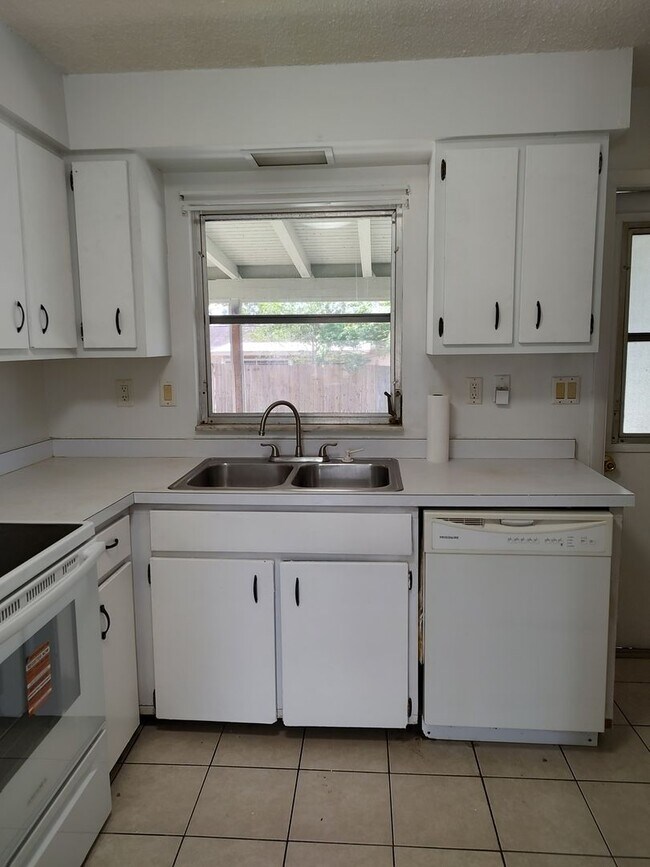 Building Photo - 2 Bedroom, 1 bath, freshly painted, new appliances