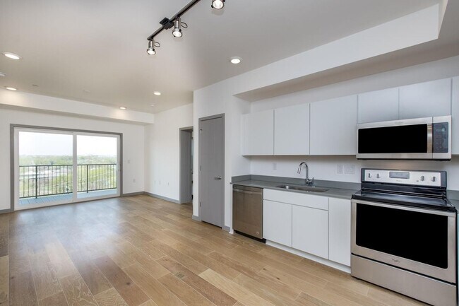 Building Photo - 2 Bed, 2 Bath Condo with Lots of Amenities