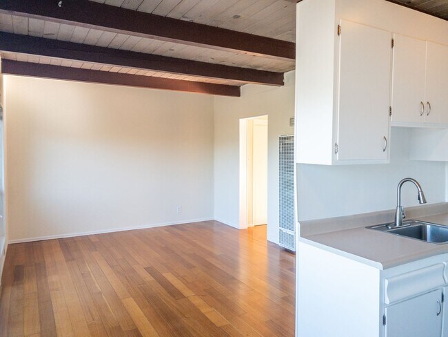 Foto del edificio - Beautiful 1 BD/ 1BA Apartment! Parking! Laundry! PROGRESSIVE