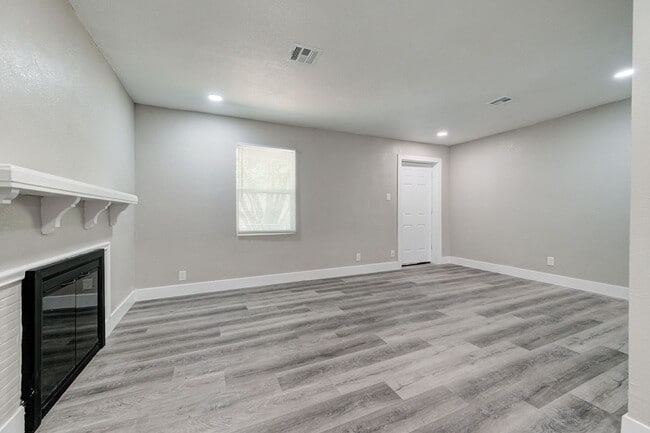 Building Photo - Freshly Renovated Gem in the Heart of Midw...