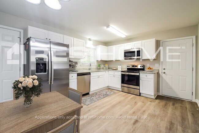 Foto del edificio - 8283 Brittany Ln