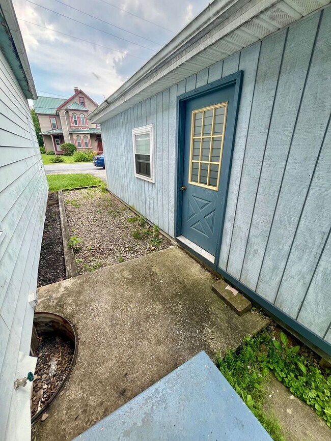 Building Photo - 3 Bedroom, 2 Bathroom Single Family Home i...