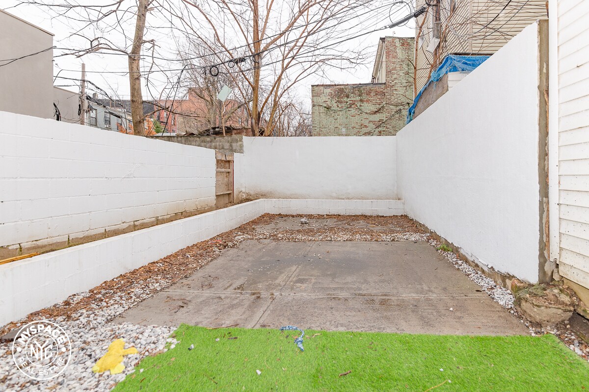 Primary Photo - 65 Lewis Ave
