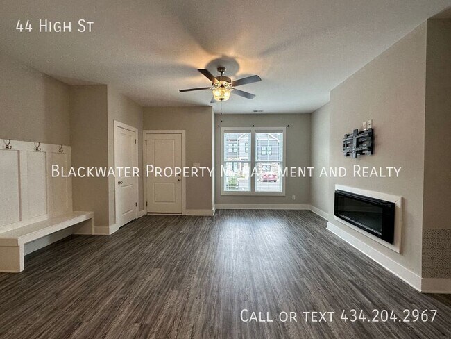 Building Photo - 2 Bedroom Townhouse in English Commons!