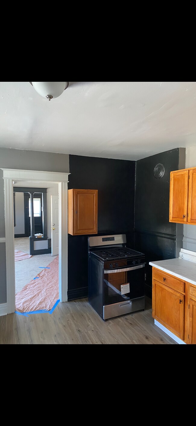 Building Photo - 857 N Goodman St