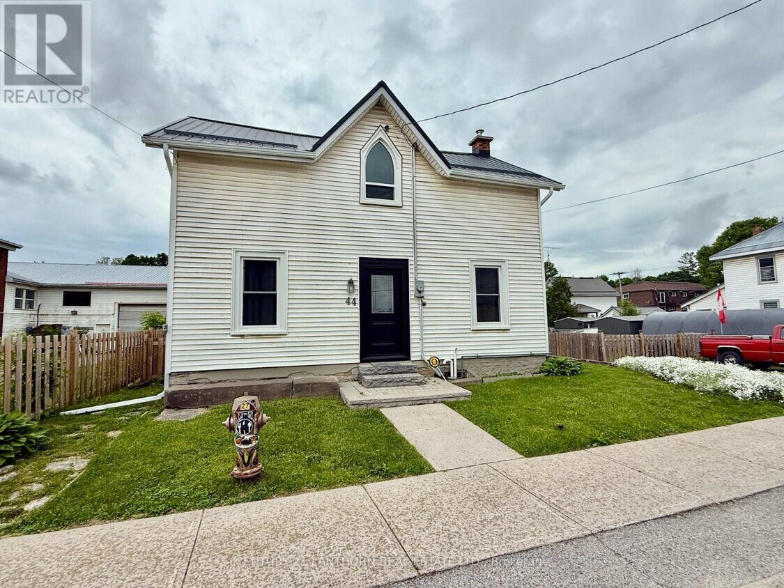 Primary Photo - 44 Metcalf St
