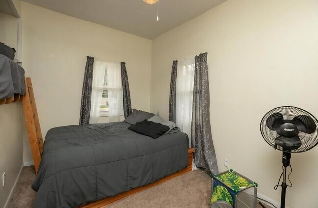 Foto del edificio - 611 4th Ave NW