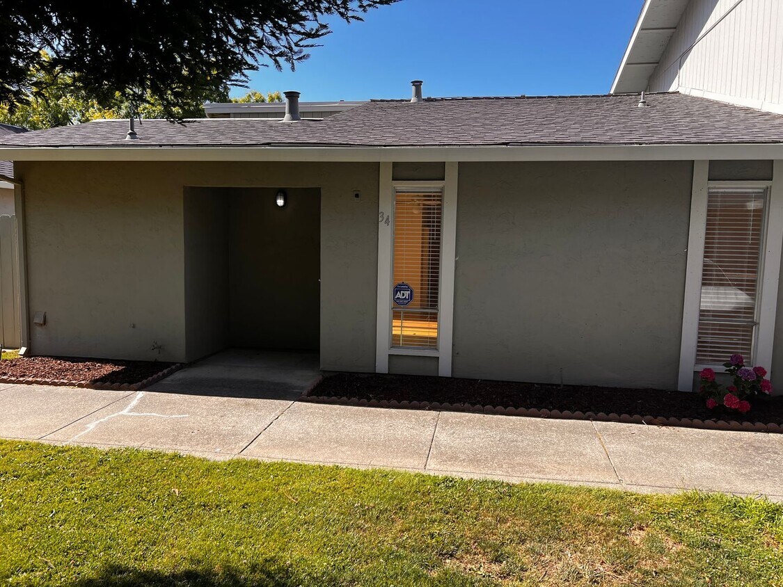 Primary Photo - Great condo in a well managed complex with...
