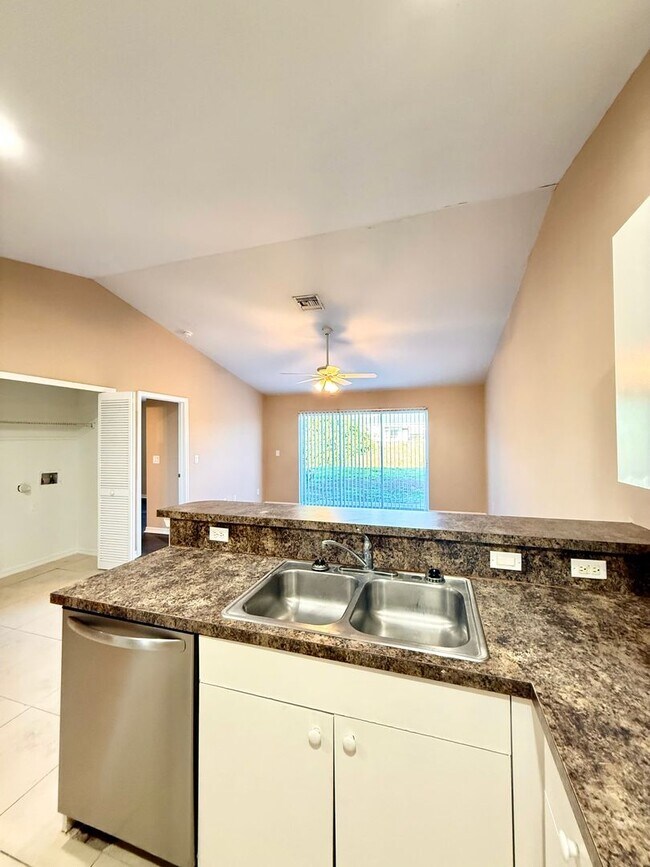 Building Photo - Central located 3 bed 2 bath duplex- 1 car garage