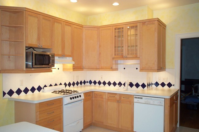 Eat in kitchen - 2592 N Murray Ave