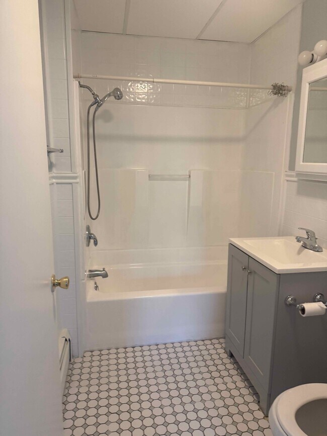 Baño - 137 Bradford St