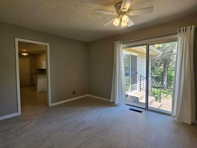 Foto del edificio - 708 W Hartwood Ave
