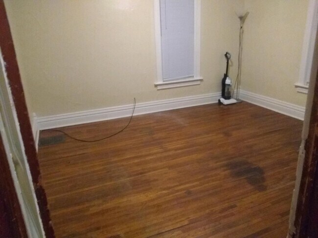 Building Photo - 1108 W 5th St