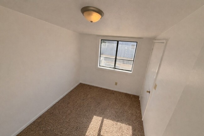 Building Photo - Charming 3-Bedroom, 1-Bathroom House in Northwest Bend, OR