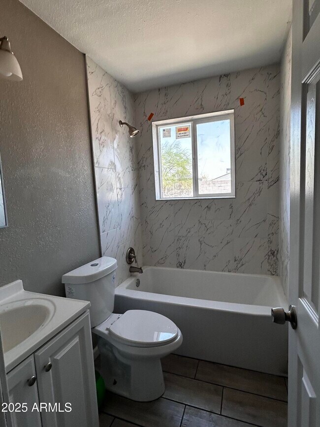 Foto del edificio - 4736 E Burgess Ln