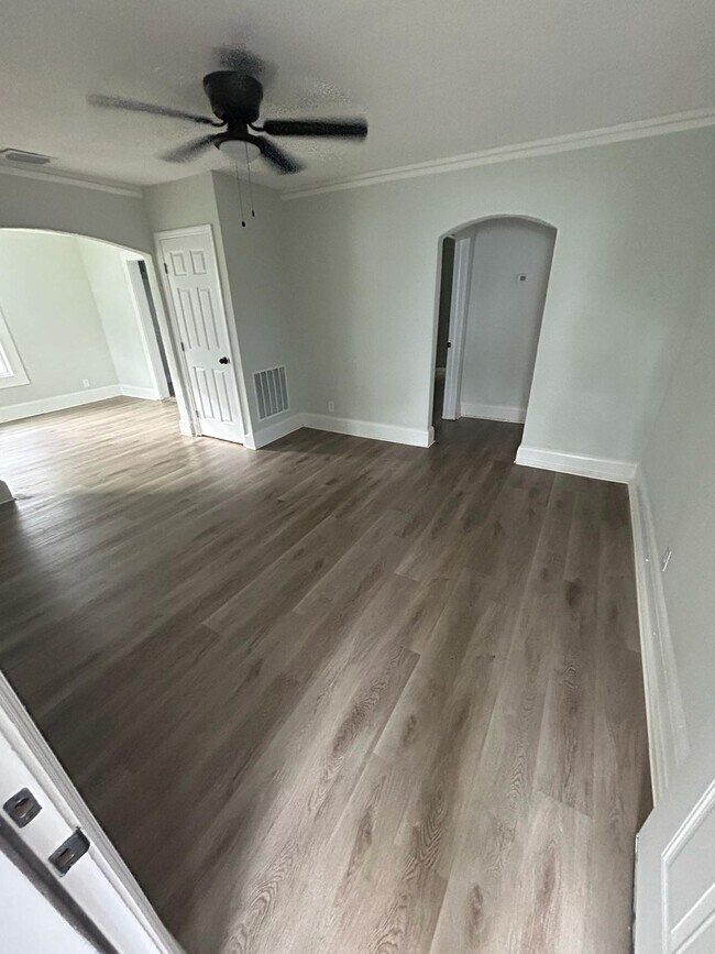Foto del edificio - 1335 W 9th St