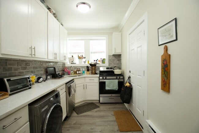 Foto del edificio - 3817.5 N Greenview Ave
