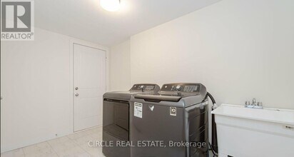 Building Photo - 2594 Castlegate Crossing