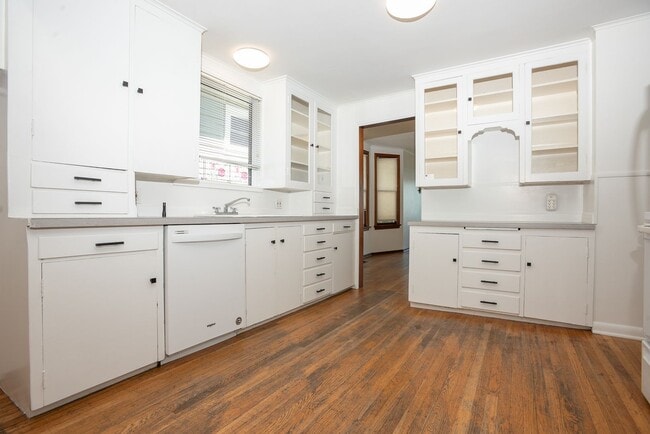 Building Photo - Old World Charm with Views of Lake Union!