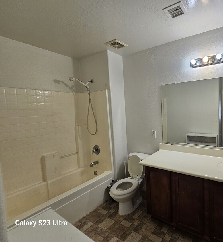 Building Photo - COMING SOON 5 bedroom 2.5 bath  3 CAR GARA...