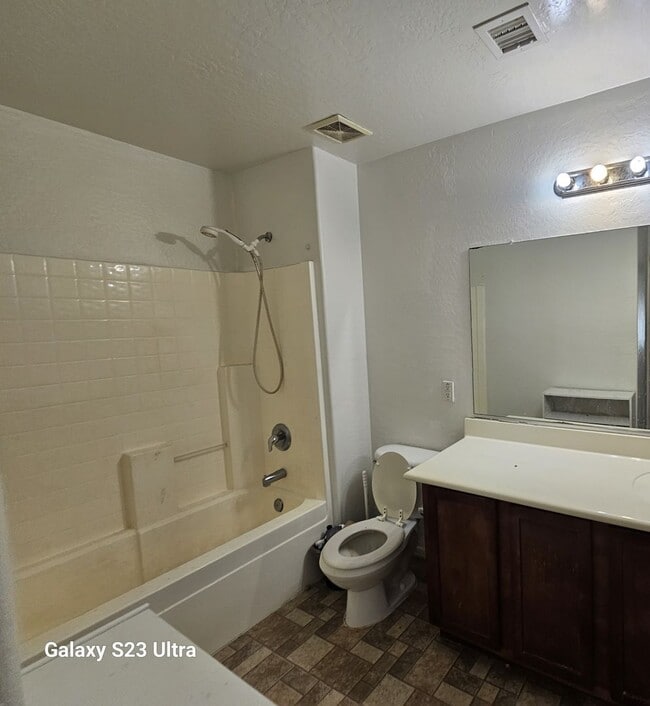 Building Photo - MOVE  IN SPECIALS,  INTERESTED?  5 bedroom...
