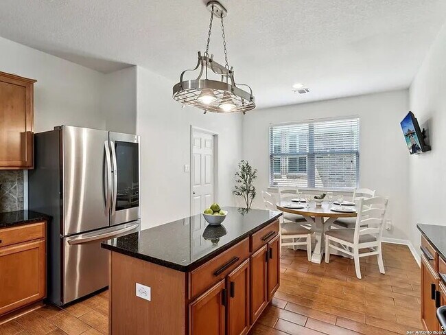 Foto del edificio - "Spacious 4-Bedroom Retreat with 3.5 Baths...
