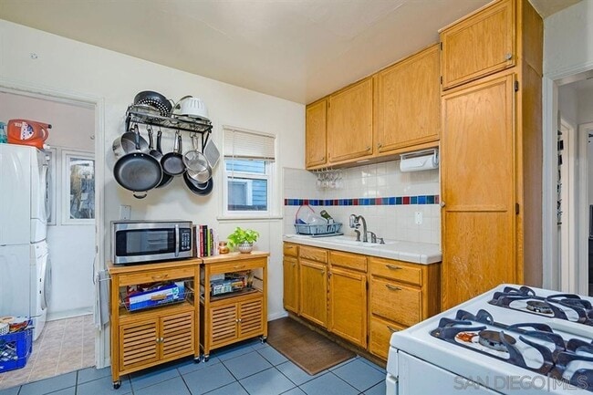 Building Photo - Beautiful Rental with Deck and Outdoor space, Near Freeways