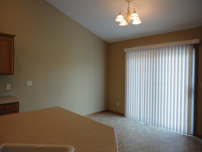 Building Photo - 338 Ponderosa Dr